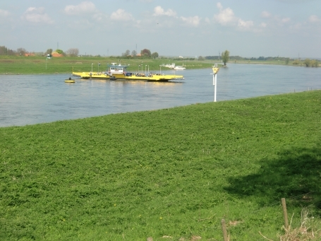 Pannerden : Autofähre über den Pannerdensch Kanaal von Pannerden nach Doornenburg